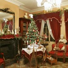 Champagne, charlotte et crinoline : un Noël victorien chez les Cartier