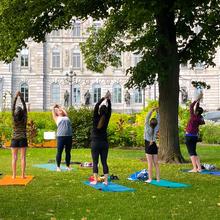 Yoga dans les jardins de l'Assemblée nationale