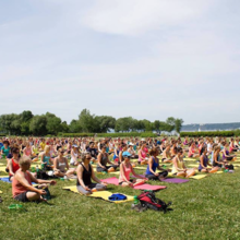 Rassemblement de yoga au festival de Jazz de Lévis